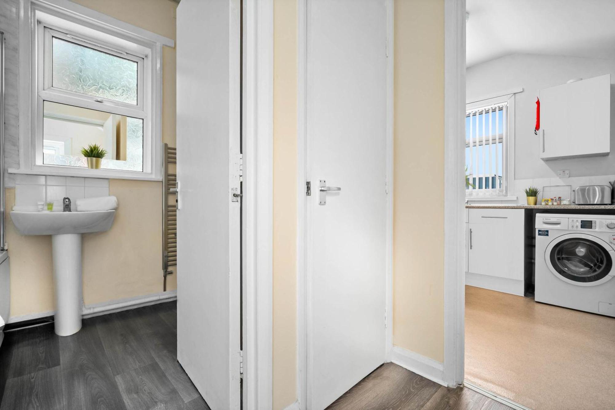 Two Bedroom Apartment - Single Beds - Accommodates 3 - Street Parking - Top Rated -Wbb West Bromwich Exterior photo